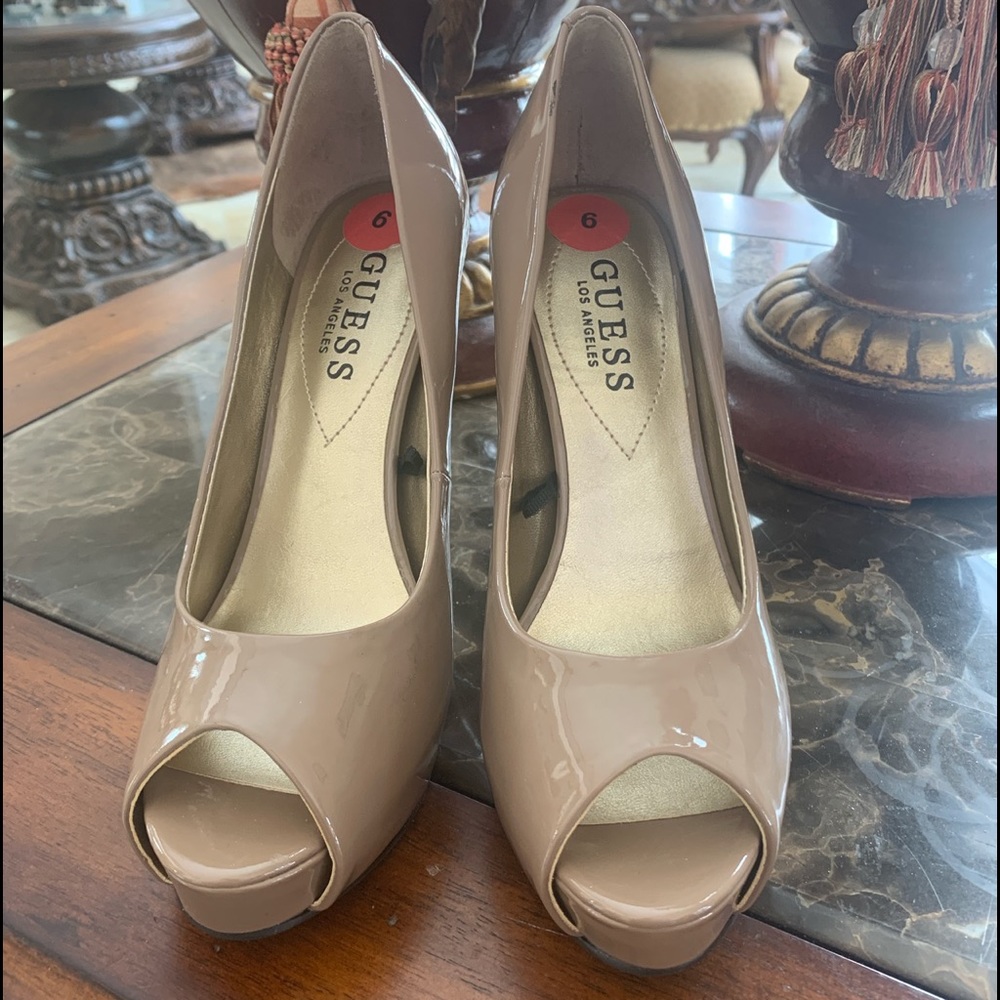 GUESS nude pumps